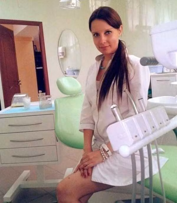 Còn đây là một nữ nha sĩ xinh đẹp người Hungary. Khoảnh khắc cô lỡ để quên một nút cúc áo trong bức ảnh này đã khiến dân mạng như "phát cuồng". Thậm chí một số còn bình luận, nữ nha sĩ này có thể khiến các nam bệnh nhân tình nguyện bị đau răng dài dài.