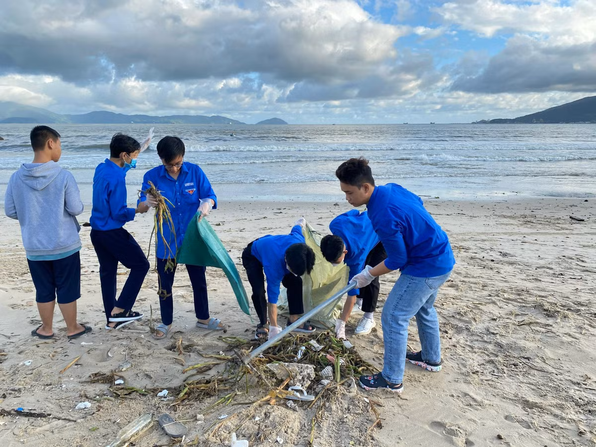 Thành Đoàn Đà Nẵng cho biết đã huy động hàng ngàn đoàn viên, thanh niên tổng ra quân vệ sinh môi trường biển nhằm khắc phục ảnh hưởng của đợt mưa lớn kéo dài.