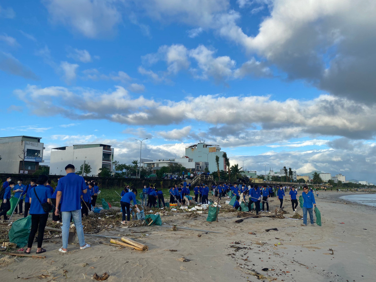 Nhiều lực lượng gồm Công an, Quân đội, Môi trường đô thị, đoàn viên thanh niên, học sinh và nhân dân các phường ven biển dọc tuyến đường Nguyễn Tất Thành đã đồng loạt ra quân vệ sinh môi trường bãi biển.
