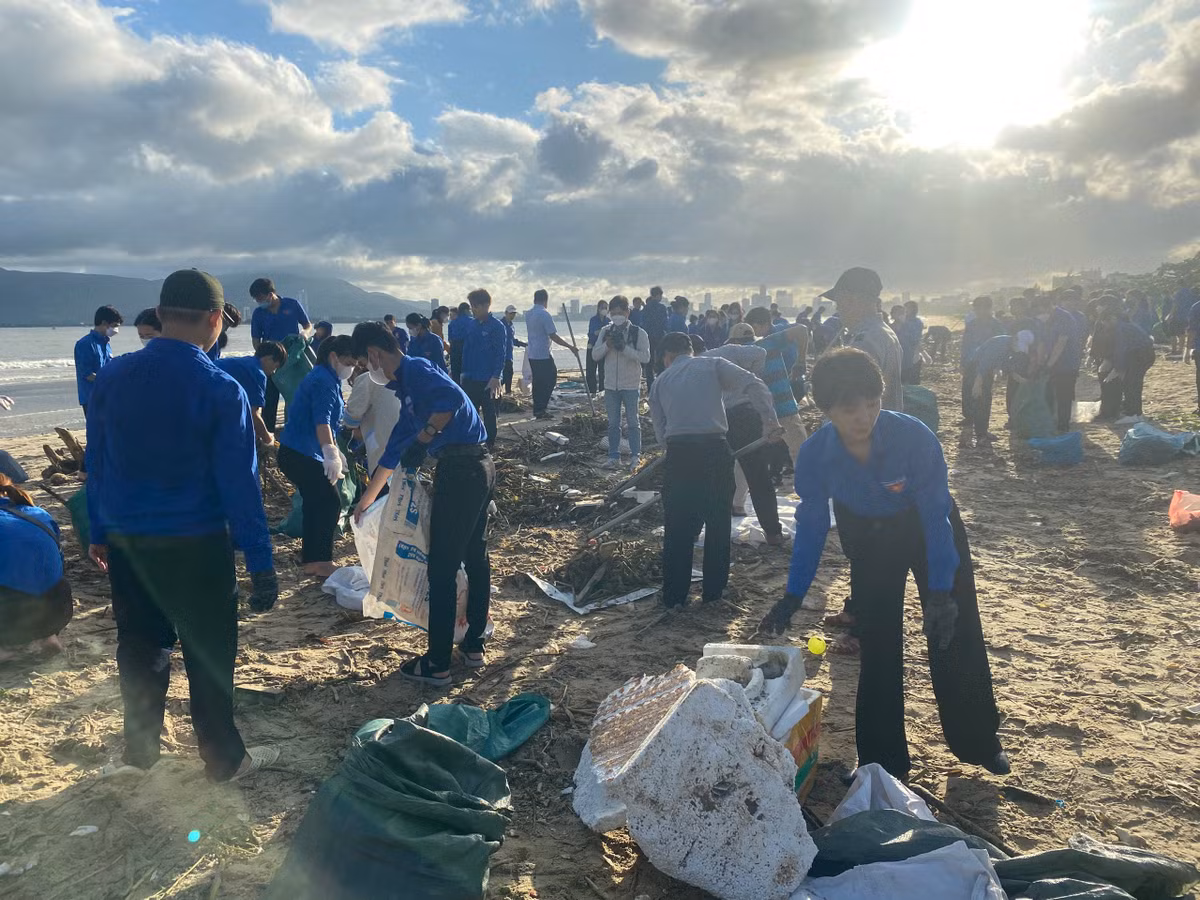Sáng nay (21/10), đông đảo đoàn viên thanh niên Đà Nẵng lại đồng loạt ra quân dọn vệ sinh bãi biển trên tuyến đường Nguyễn Tất Thành thuộc địa bàn các quận Thanh Khê, Liên Chiểu.