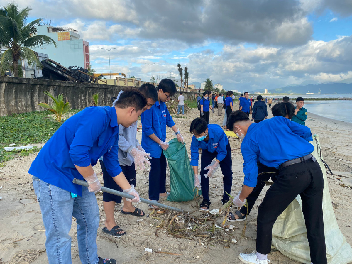 Hàng chục tấn rác dạt vào bãi biển đã được thu gom.