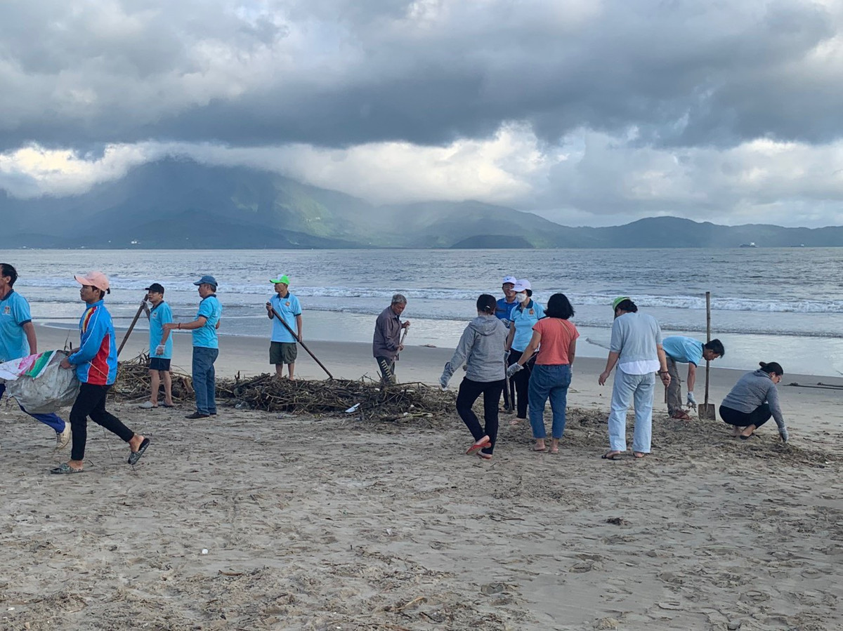 Nhân dân trên địa bàn các phường dọc tuyến đường Nguyễn Tất Thành cũng nhiệt tình hưởng ứng.