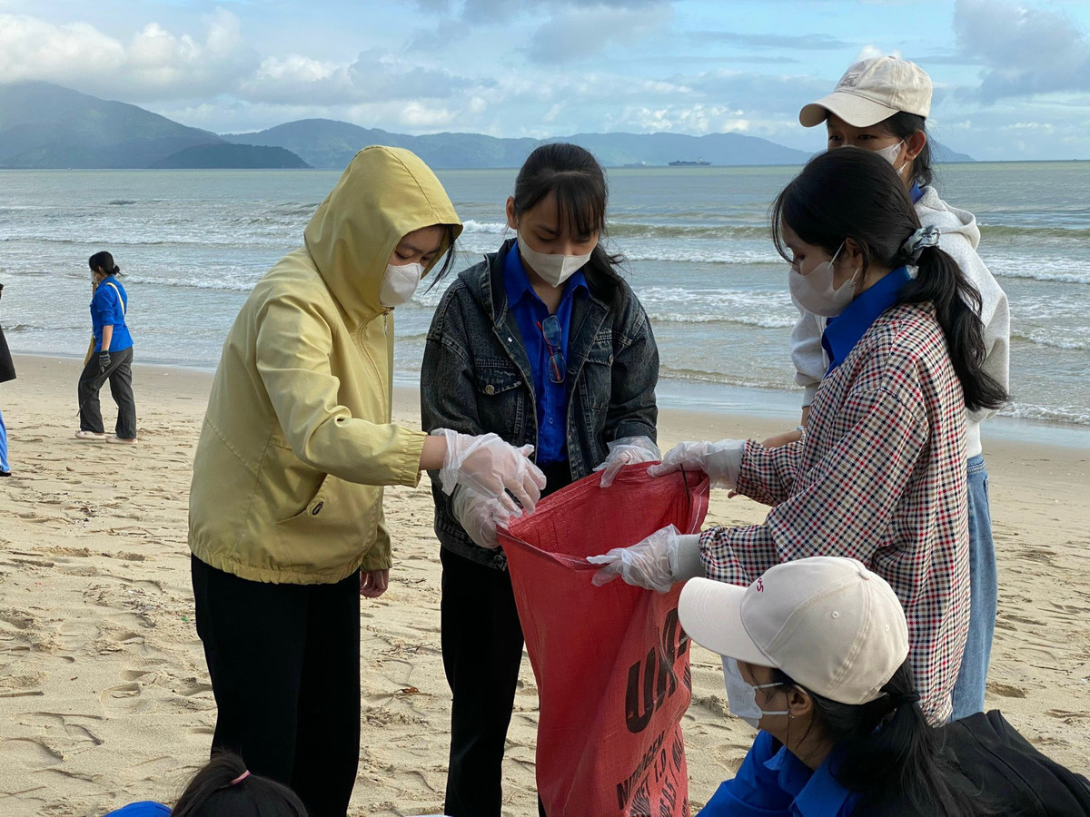 Chỉ trong một buổi sáng, bãi biển nhếch nhác rác thải đã được dọn dẹp sạch sẽ.