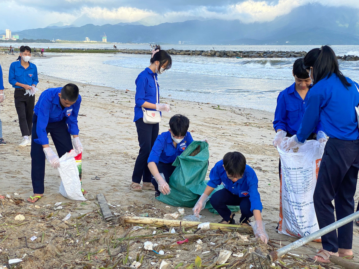 Đông đảo nhất là các bạn đoàn viên thanh niên.