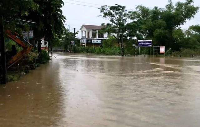 Tuyến Quốc lộ 14H đoạn qua xã Duy Sơn, huyện Duy Xuyên ngập sâu khiến phương tiện không thể lưu thông. Hiện các địa phương cũng cắt cử lực lượng tổ chức ứng trực tại những nơi bị ngập sâu, nước chảy xiết để hướng dẫn giao thông, đảm bảo an toàn tính mạng cho người dân.