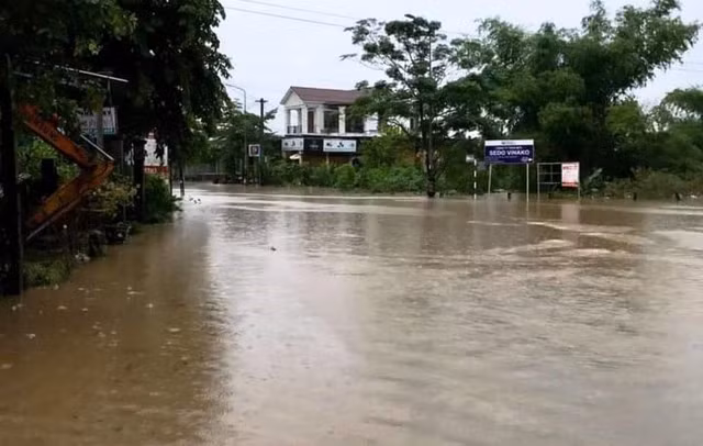 Tuyến Quốc lộ 14H đoạn qua xã Duy Sơn, huyện Duy Xuyên ngập sâu khiến phương tiện không thể lưu thông. Hiện các địa phương cũng cắt cử lực lượng tổ chức ứng trực tại những nơi bị ngập sâu, nước chảy xiết để hướng dẫn giao thông, đảm bảo an toàn tính mạng cho người dân.