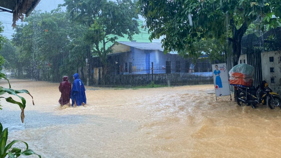 Toan canh mua ngap, sat lo o mot so tinh mien Trung-Hinh-2