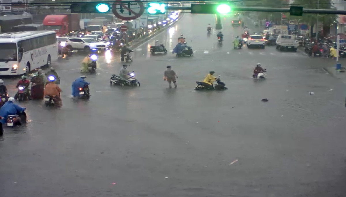 Mưa lớn cũng khiến nhiều khu vực trũng thấp ở Đà Nẵng bị ngập cục bộ. Chiều 13/10, Đà Nẵng đã cho học sinh toàn thành phố nghỉ học do mưa lớn.