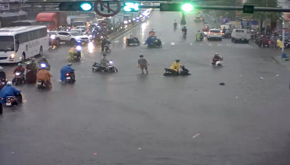 Mưa lớn cũng khiến nhiều khu vực trũng thấp ở Đà Nẵng bị ngập cục bộ. Chiều 13/10, Đà Nẵng đã cho học sinh toàn thành phố nghỉ học do mưa lớn.