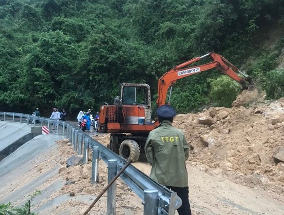 Tại Quảng Nam, mưa lớn đã làm sạt lở ta luy dương tại đèo Le (đoạn qua huyện Quế Sơn) khiến giao thông trên tuyến đường ĐT 611 bị chia cắt. Lực lượng chức năng san gạt, dọn đất đá sạt lở trên đèo Le để thông tuyến ĐT611.