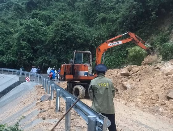 Tại Quảng Nam, mưa lớn đã làm sạt lở ta luy dương tại đèo Le (đoạn qua huyện Quế Sơn) khiến giao thông trên tuyến đường ĐT 611 bị chia cắt. Lực lượng chức năng san gạt, dọn đất đá sạt lở trên đèo Le để thông tuyến ĐT611.