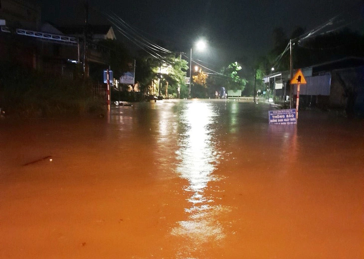 Tại một số khu vực thấp trũng huyện Duy Xuyên, Đại Lộc, mưa lớn nước dâng cao gây ngập cục bộ nhiều nơi.
