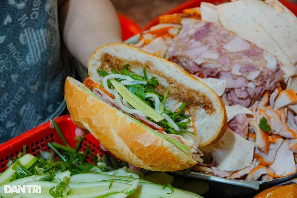 Bí quyết bán 2.000 ổ/ngày của bà chủ quán bánh mì ở TP HCM - Hình 2 Bi quyet ban 2.000 o/ngay cua ba chu quan banh mi o TP HCM-Hinh-2