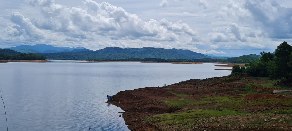 Gọi là "hồ" vì dòng nước tĩnh lặng, không có hạ lưu - thượng lưu nhưng hồ Phú Ninh chẳng khác gì một dòng sông lớn. Du khách đến đây để tham quan và chiêm ngưỡng tuyệt tác từ bàn tay con người tạo nên.