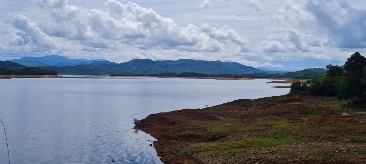 Gọi là "hồ" vì dòng nước tĩnh lặng, không có hạ lưu - thượng lưu nhưng hồ Phú Ninh chẳng khác gì một dòng sông lớn. Du khách đến đây để tham quan và chiêm ngưỡng tuyệt tác từ bàn tay con người tạo nên.