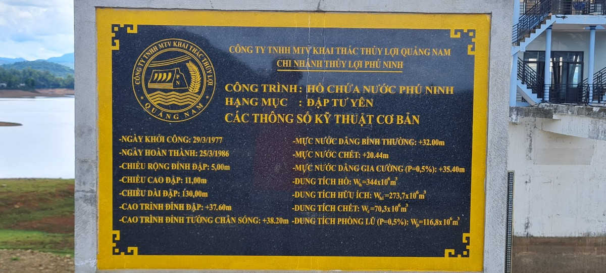 Hệ thống công trình đầu mối bao gồm 1 đập chính, 5 đập phụ (đập Tư Yên, Long Sơn 1, Long Sơn 2, Long Sơn 3 và Dương Lâm), 3 tràn xả lũ, 3 cống lấy nước và 1 nhà máy thủy điện.