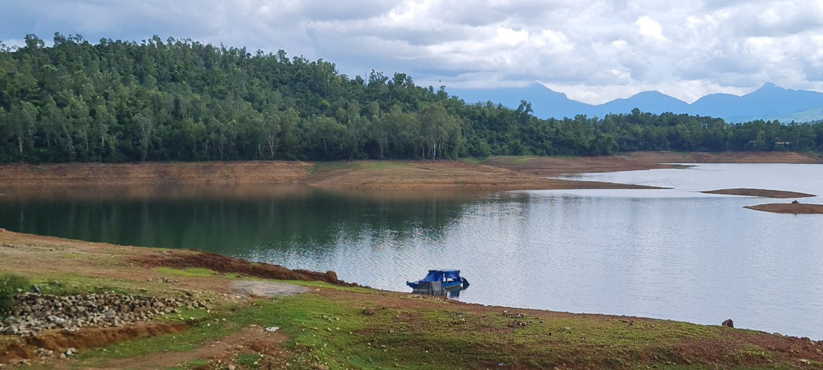 Vào thời điểm cuối mùa thu đầu mùa đông, hồ được xả cạn để đón những dòng nước mới, làm lộ ra những đảo nổi, bãi bồi rất nên thơ.