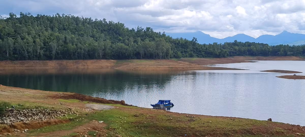 Vào thời điểm cuối mùa thu đầu mùa đông, hồ được xả cạn để đón những dòng nước mới, làm lộ ra những đảo nổi, bãi bồi rất nên thơ.