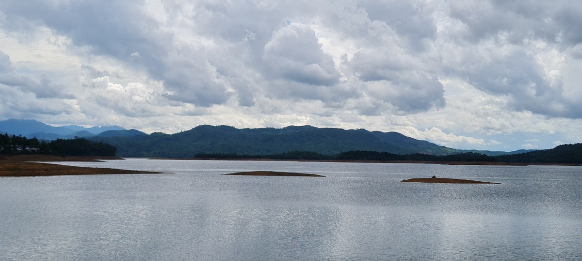 Hồ Phú Ninh nằm cách thành phố Tam Kỳ 7 km về phía tây thuộc địa phận huyện Núi Thành và huyện Phú Ninh (tỉnh Quảng Nam), cách TP. Đà Nẵng khoảng 70 km.