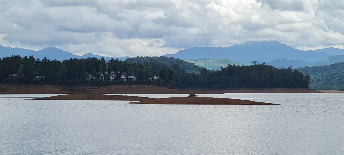 Không những được mệnh danh là “hòn ngọc xanh” của Quảng Nam, hồ Phú Ninh còn được ví như “Hạ Long thu nhỏ" của miền Trung.