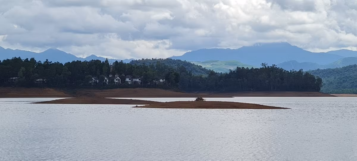 Không những được mệnh danh là “hòn ngọc xanh” của Quảng Nam, hồ Phú Ninh còn được ví như “Hạ Long thu nhỏ" của miền Trung.