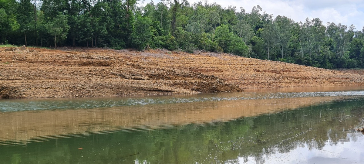 ược bao quanh bởi núi rừng hùng vĩ nên không khí ở hồ Phú Ninh hết sức trong lành, tràn ngập hơi thở của thiên nhiên.