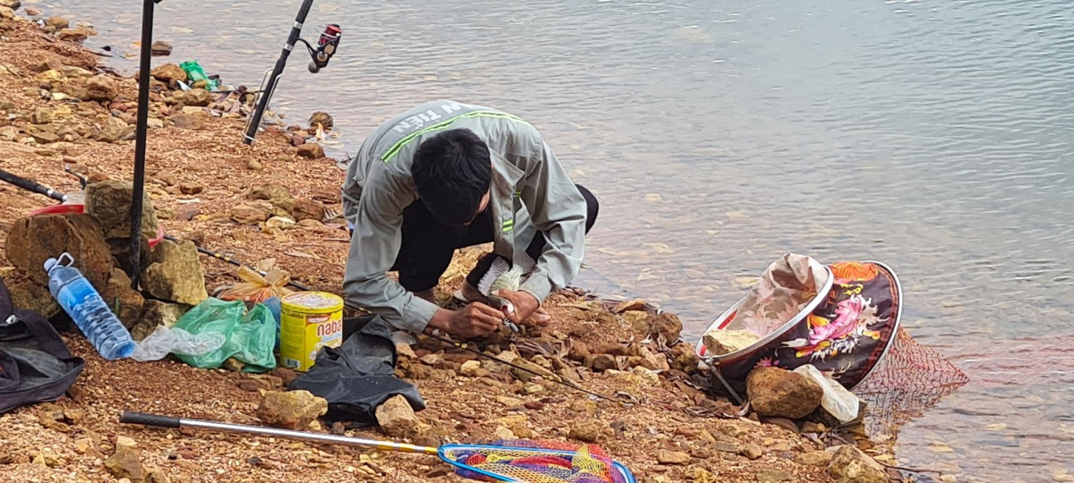 "Đồ nghề" của những người đi câu không chỉ đơn giản là chiếc cần trúc, sợi cước mỏng, cái phao lông gà và lưỡi sắt như xưa mà giờ cũng lắm công phu, với đủ các loại dụng cụ, phụ kiện đi kèm.