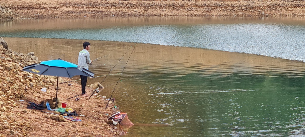 Kẻ đứng, người ngồi giữa khung cảnh thiên nhiên hùng vĩ và ...chờ đợi cá cắn câu. Nơi đây cần thủ thỏa sức tận hưởng không gian "mình ta với ta". 