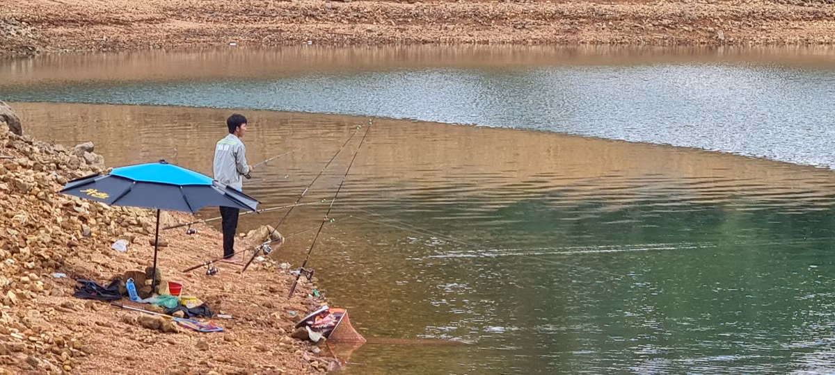 Kẻ đứng, người ngồi giữa khung cảnh thiên nhiên hùng vĩ và ...chờ đợi cá cắn câu. Nơi đây cần thủ thỏa sức tận hưởng không gian "mình ta với ta". 
