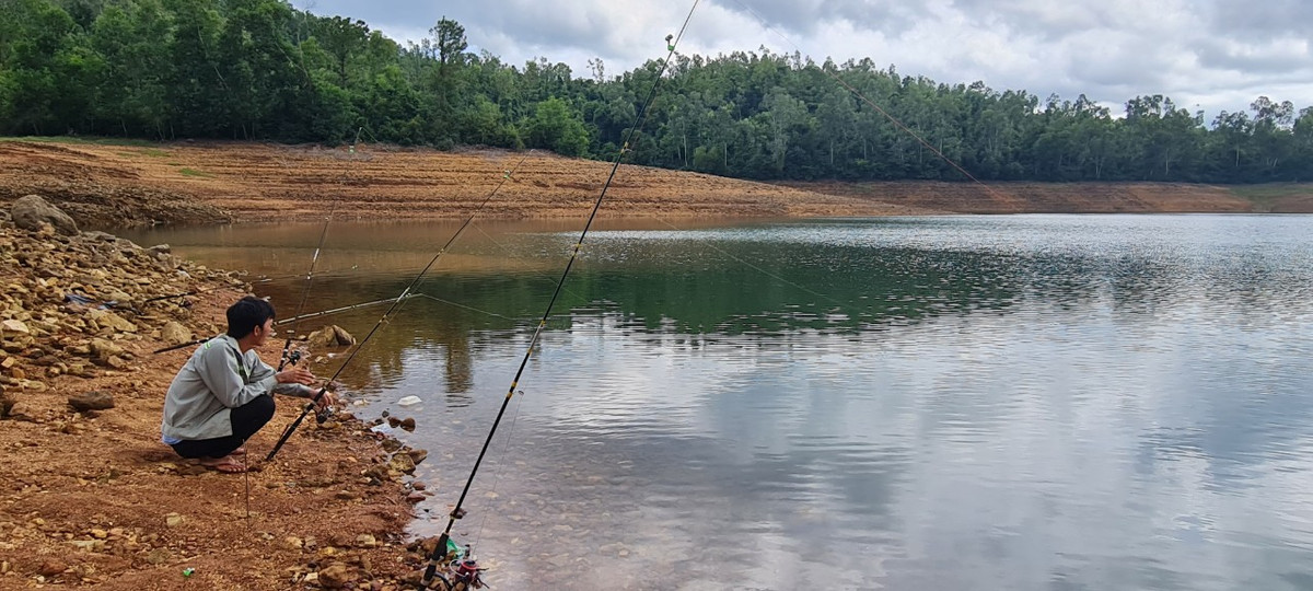 Ngày nay, "đi câu" đang trở thành thú vui, giải trí của nhiều người, không kể tuổi tác hay nghề nghiệp.
