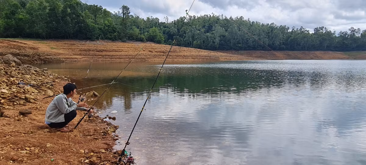 Ngày nay, "đi câu" đang trở thành thú vui, giải trí của nhiều người, không kể tuổi tác hay nghề nghiệp.
