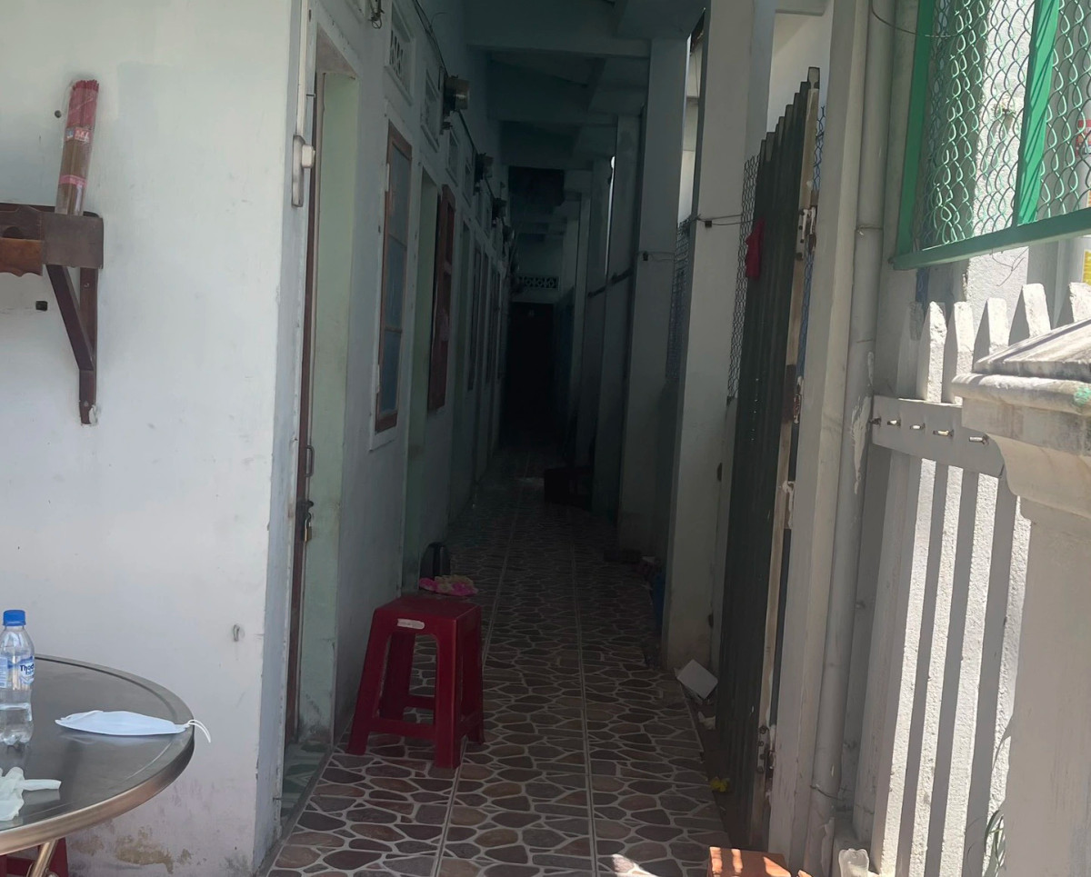 Một người dân sống tại khu vực này cho biết, hai nghi phạm vào thuê trọ ở tổ dân phố 3, thị trấn La Hà và hành tung rất bí ẩn. Ban ngày họ đóng cửa và chạy xe máy đi đâu không ai rõ. Tối về thì vào bên trong phòng và đóng cửa. Dù ở chung trong dãy trọ, nhưng hai nghi phạm ít giao lưu, trò chuyện với những người ở phòng trọ kế bên.