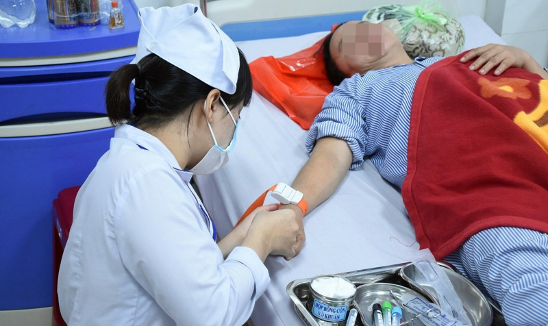 Lực lượng cảnh sát hình sự Công an tỉnh Quảng Ngãi đã bắt giữ hai nghi phạm đang trên đường chạy trốn trên quốc lộ 24, đoạn qua xã Ba Tô, huyện Ba Tơ.