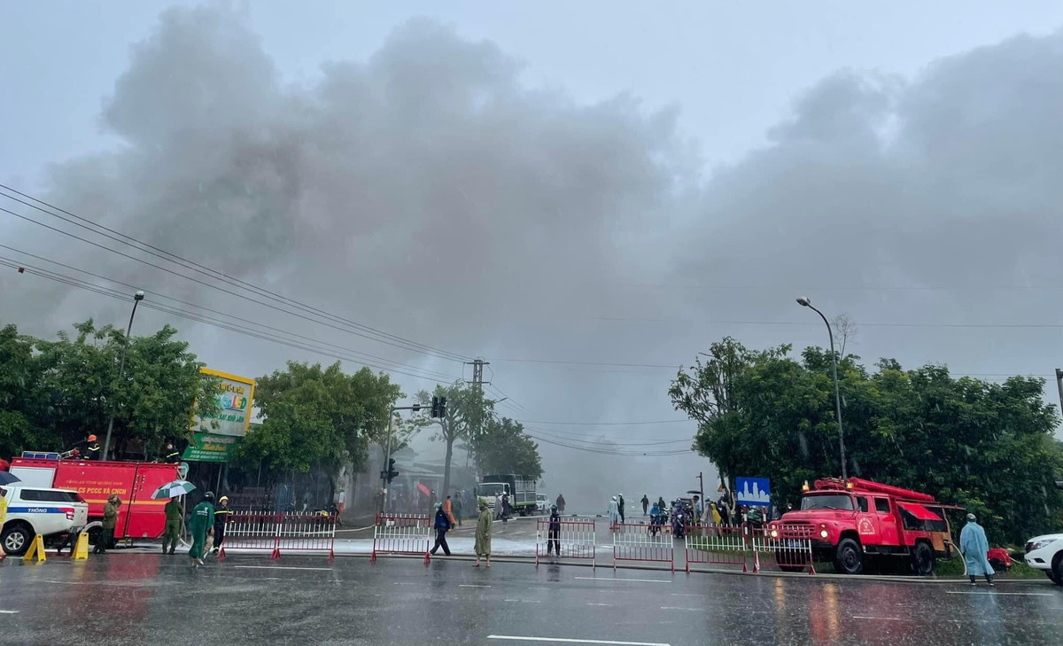 Ngay sau đó, Cảnh sát giao thông đã có mặt để điều tiết phương tiện lưu thông, đồng thời phong tỏa một đoạn đường xung quanh khu vực xảy ra cháy để phục vụ công tác chữa cháy.