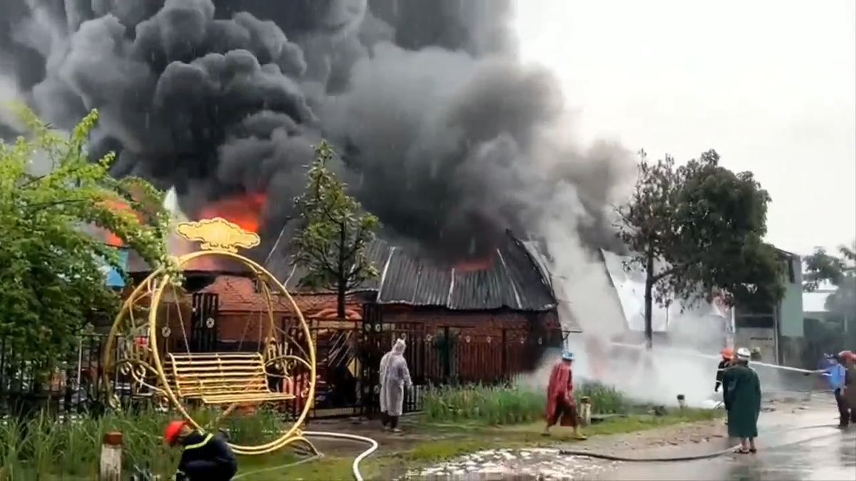 Các lực lượng, phương tiện tập trung khắc phục, cứu chữa, hạn chế cháy lan sang các nhà dân bên cạnh.