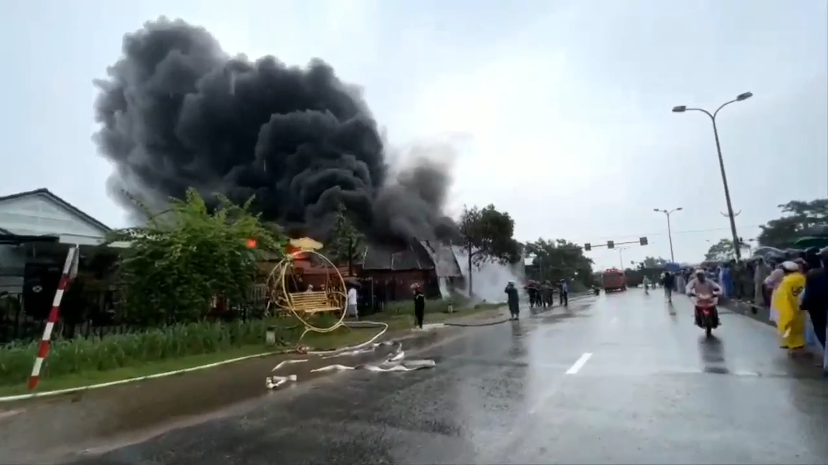 Bước đầu chưa ghi nhận thiệt hại về người trong vụ cháy. Con số thiệt hại về tài sản vẫn chưa được thống kê. Nguyên nhân vụ cháy kho chứa hàng đang được điều tra, làm rõ.