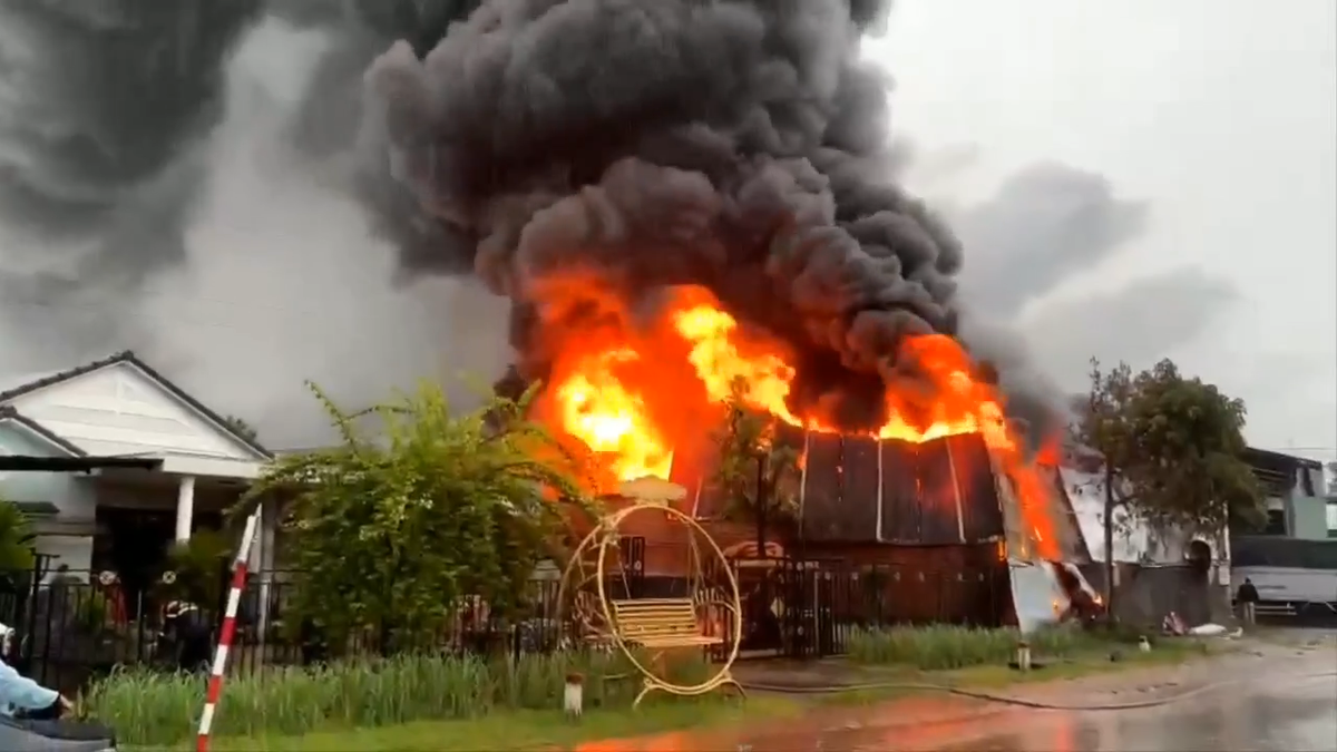 Được biết, đây là kho hàng ống nước nhựa, linh kiện phục vụ ngành nước. Cạnh khu vực cháy có rất nhiều ống nước nhựa, linh kiện đang được tập kết.