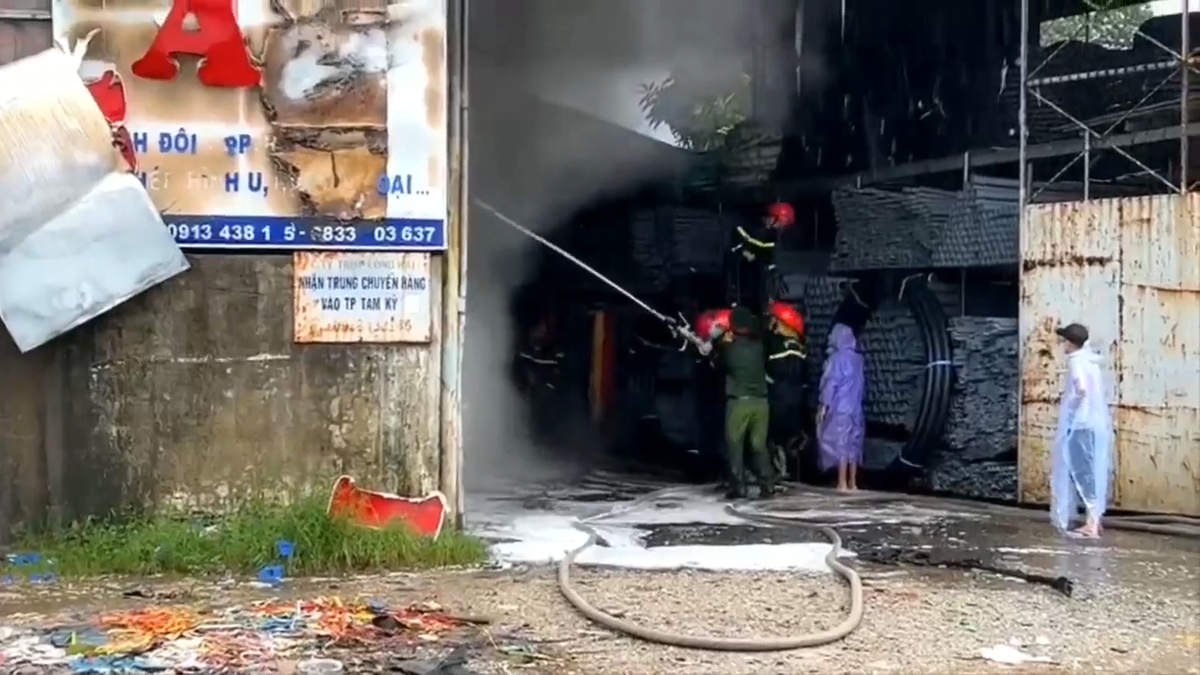 Lực lượng chức năng đã huy động thêm một xe chuyên dụng trang bị vòi rồng của lực lượng quân sự đến hiện trường để tham gia dập lửa.