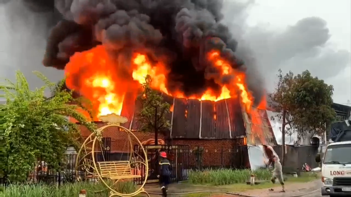 Thông tin ban đầu, khoảng 7h sáng 16/10, kho nhựa gần ngã tư Nguyễn Hoàng - Trần Phú (phường Hòa Thuận) bất ngờ phát hỏa. Lửa khói bắt đầu lan ra bên ngoài.