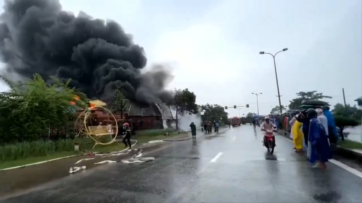 Nhận được tin báo, cảnh sát Phòng cháy chữa cháy đã nhanh chóng điều động phương tiện chữa cháy và lực lượng đến hiện trường.