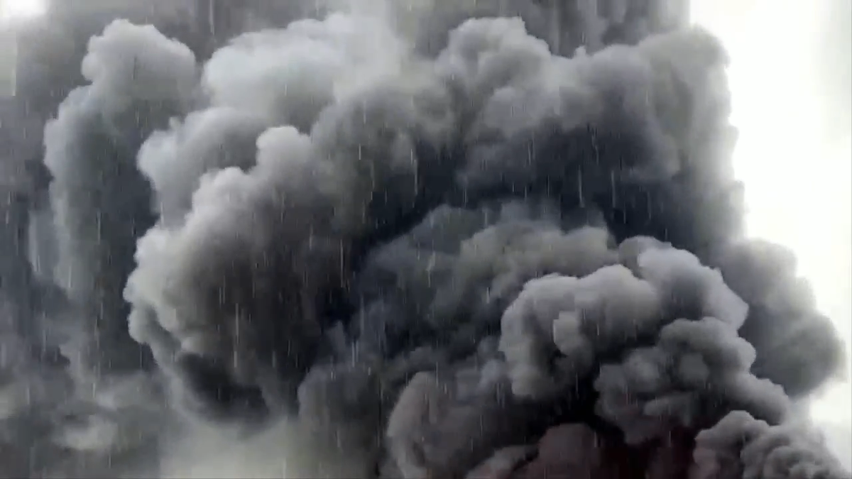 Đến gần 8h, lửa đã giảm nhưng lượng khói từ đám cháy vẫn dày đặc. Lực lượng chữa cháy tiếp tục phun nước để dập tắt đám cháy hoàn toàn, tránh ngọn lửa bùng phát trở lại.