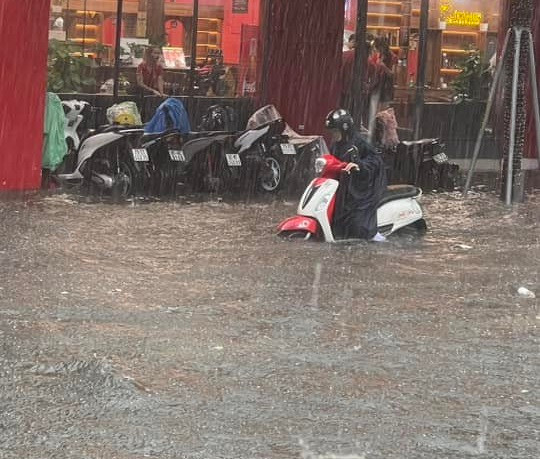 Nhiều tuyến đường ở trung tâm TP Đà Nẵng ngập nặng sau những trận mưa như trút nước.