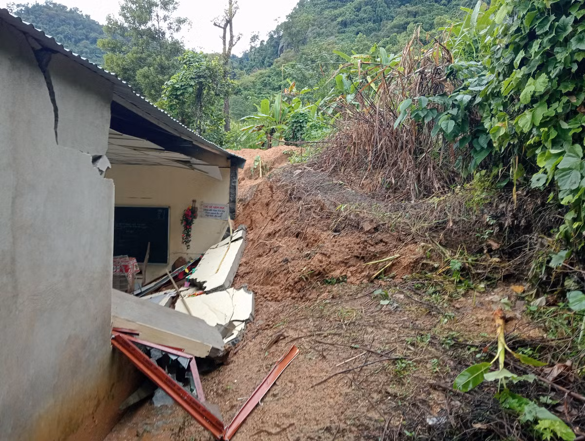 Quảng Nam: Mưa lớn khiến một điểm trường bị sập - Hình 2 Quang Nam: Mua lon khien mot diem truong bi sap-Hinh-2