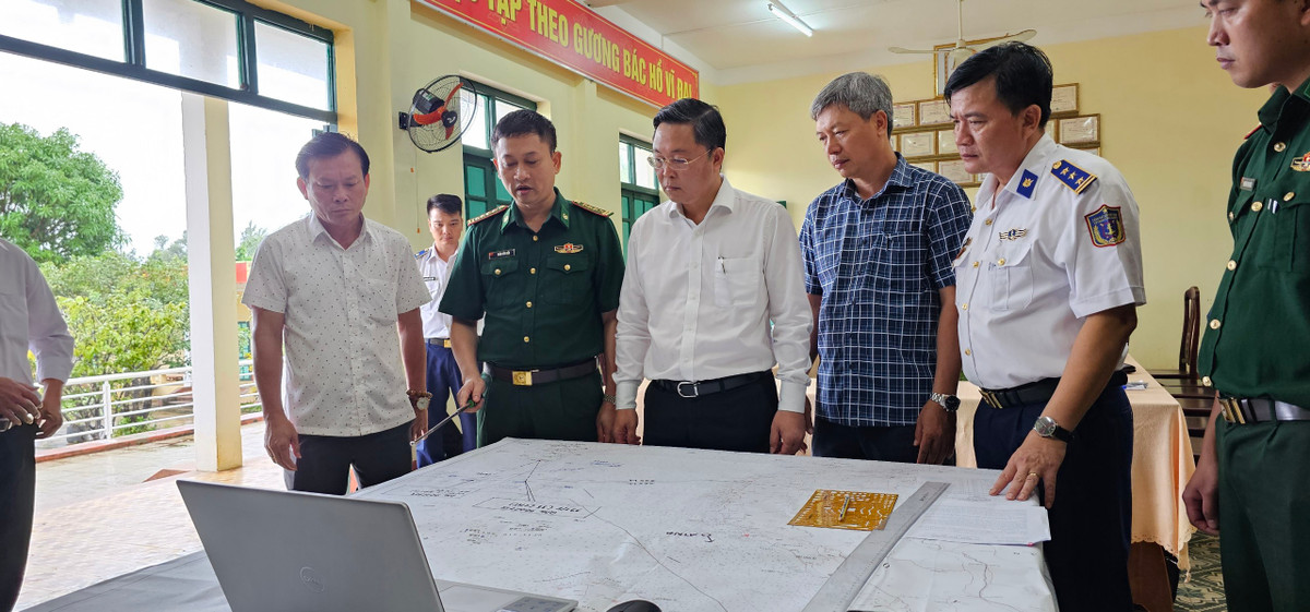 Quảng Nam: Hai tàu câu mực bị sóng đánh chìm, 15 ngư dân mất tích Quang Nam: Hai tau cau muc bi song danh chim, 15 ngu dan mat tich