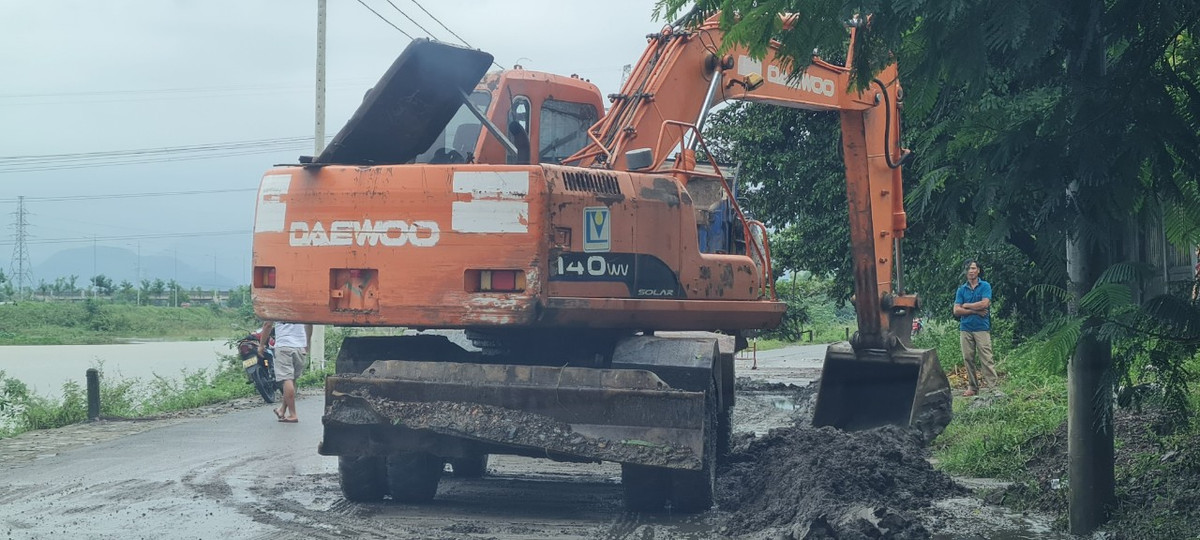 Cứ mỗi lần mưa lớn là các lực lượng chức năng lại điều xe múc ra dọn đường.