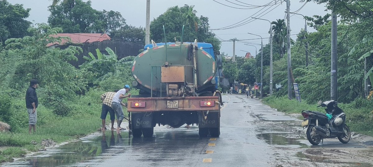 Huy động cả xe rửa đường sau mỗi trận mưa, khi bùn tràn ra đường.
