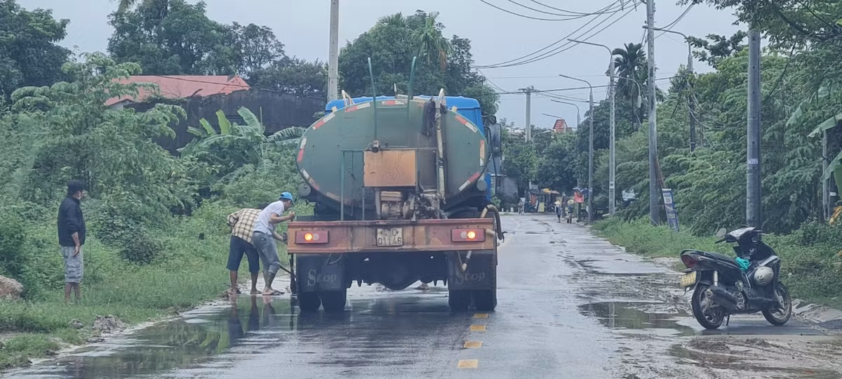 Huy động cả xe rửa đường sau mỗi trận mưa, khi bùn tràn ra đường.