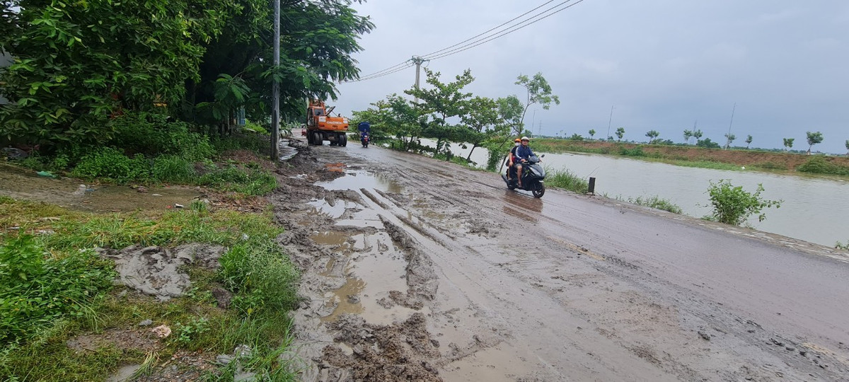 Tuyến đường Cầu Đỏ - Tuý Loan, mỗi khi có mưa là bùn non từ Cụm công nghiệp Cẩm Lệ chảy tràn đầy đường, làm cho nhiều người tham gia giao thông trượt ngã, bị thương.