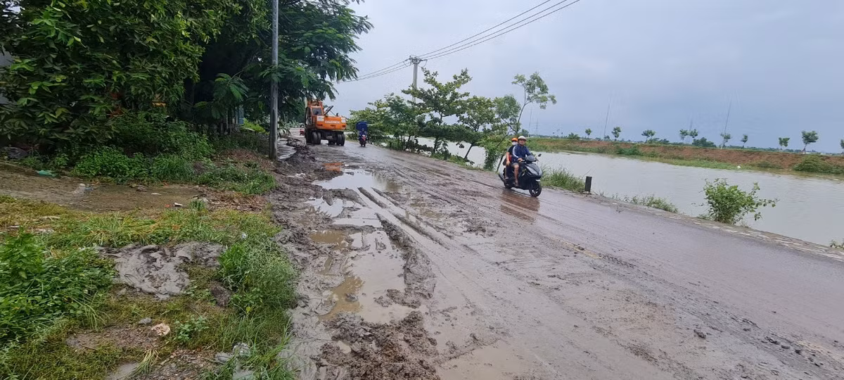 Tuyến đường Cầu Đỏ - Tuý Loan, mỗi khi có mưa là bùn non từ Cụm công nghiệp Cẩm Lệ chảy tràn đầy đường, làm cho nhiều người tham gia giao thông trượt ngã, bị thương.