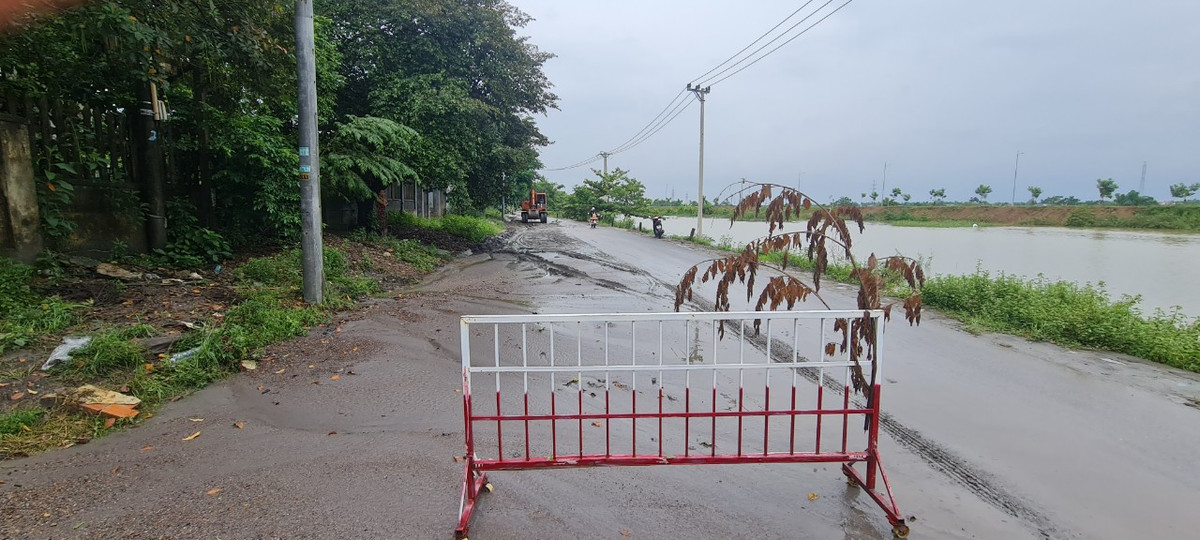 Cả một đoạn đường đều phủ một lớp bùn non dày, xe đi vào sẽ dễ gây tai nạn, nên lực lượng chức năng dựng bảng cảnh báo.